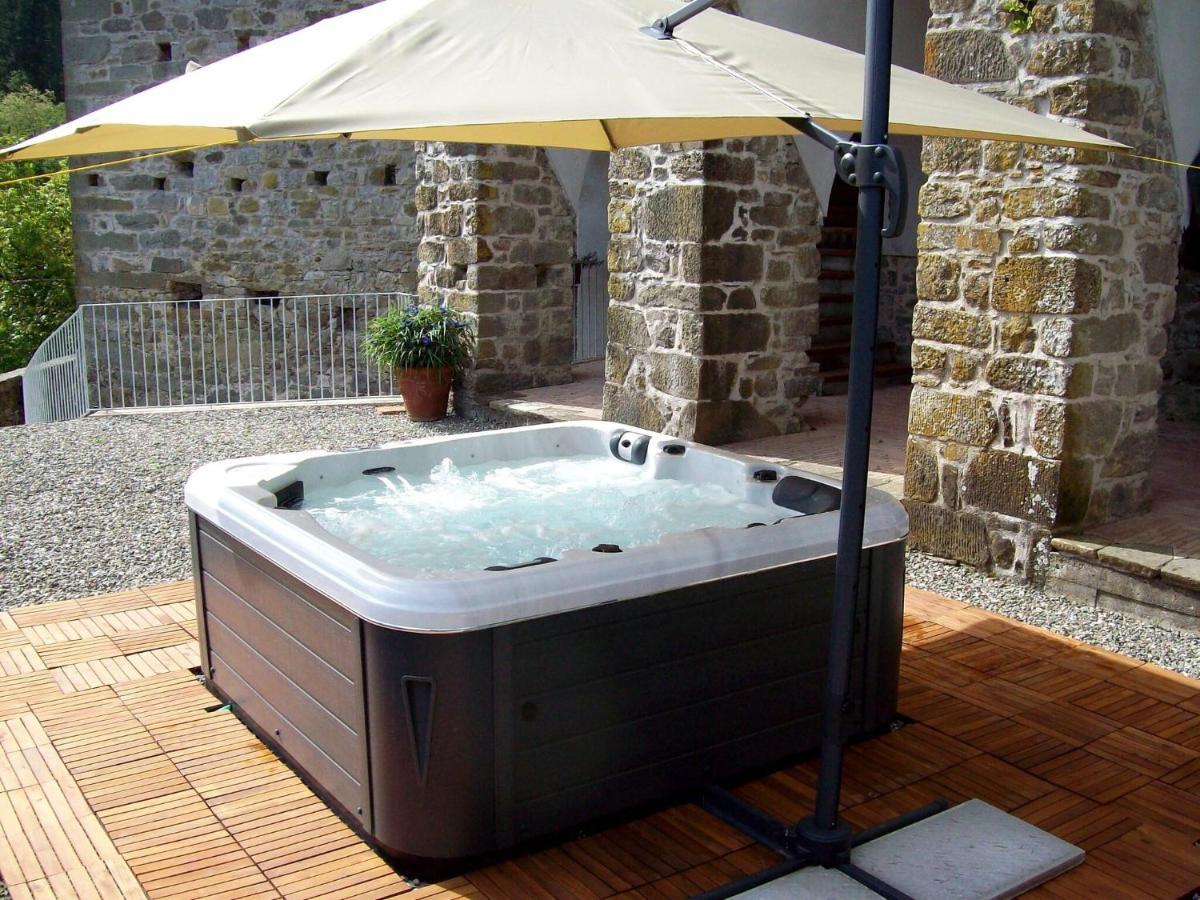 Villa Ancient Farmhouse With Private Heated Hot Tub And Pool Casola in Lunigiana Exterior foto